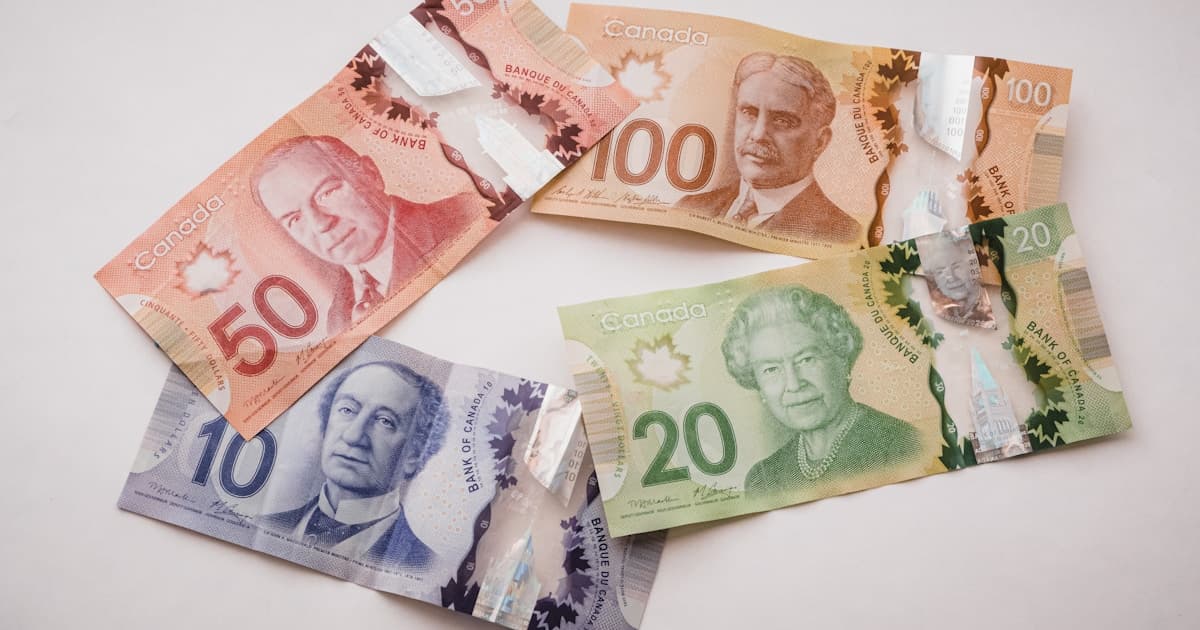Canadian dollar bills representing OAS clawback income thresholds